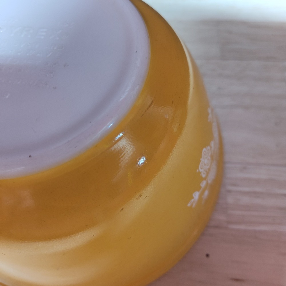 Pyrex Butterfly Gold bowl 7 inch serving display vintage replacement - Picture 6 of 9